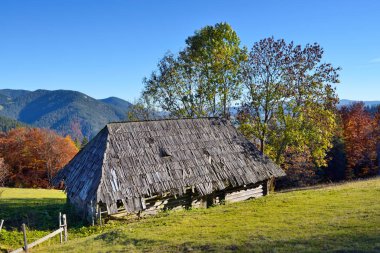 Güzel manzara ile Karpatlar dağlarda eski ahşap kulübe. Sonbahar güneşli gün.