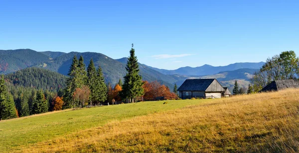 Krásná Krajina Staré Dřevěné Chatě Horách Karpat Podzimní Slunečný Den — Stock fotografie