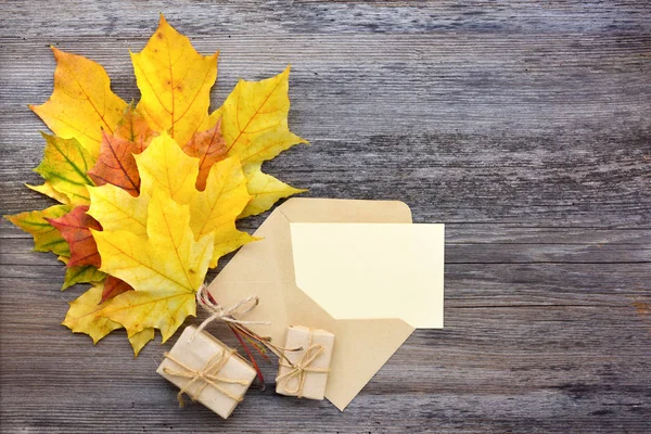 Sobre Papel Artesanal Con Hojas Otoño Sobre Fondo Madera Vista —  Fotos de Stock