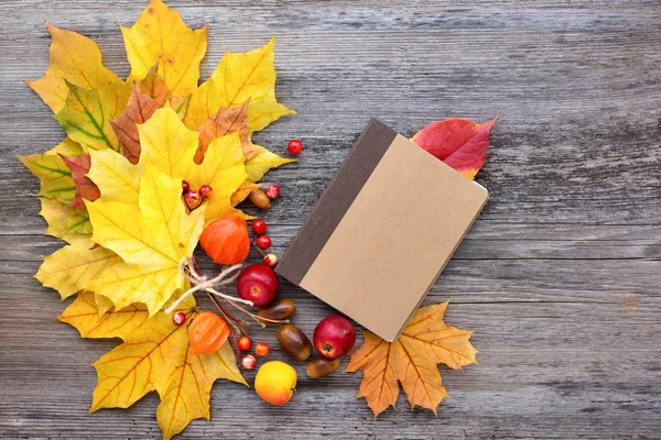 Hojas Otoño Cuaderno Sobre Fondo Madera Vista Superior —  Fotos de Stock