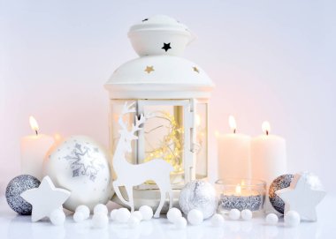 Fener, geyik, mumlar ve şenlikli süslemeleri Noel kompozisyonu. Noel ve yeni yıl tebrik kartı.