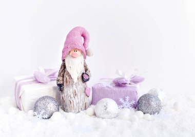 Gnome, hediye ve tatil dekorasyon kar ile Noel kompozisyon. Noel ve yeni yıl kartı.