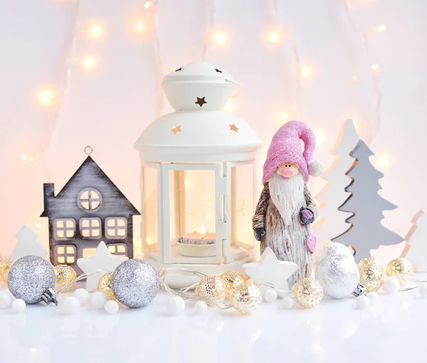 Christmas Komposition Med Lykta Gnome Toy House Granar Och Festliga — Stockfoto