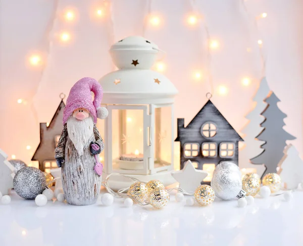 Christmas Sammansättning Med Lykta Gnome Leksak Hus Granar Och Festliga — Stockfoto