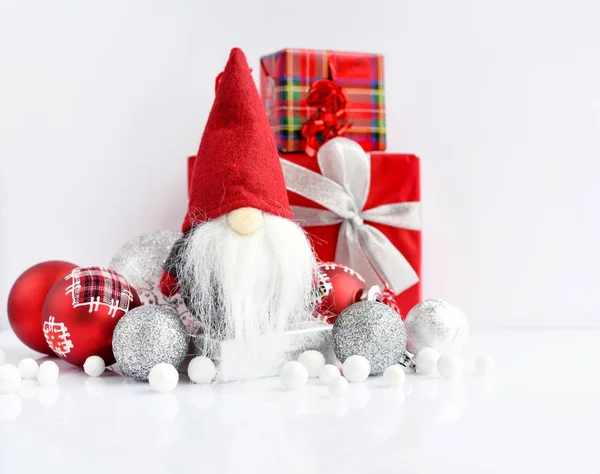 Samenstelling Van Kerst Met Gnome Geschenken Feestelijke Decoraties Een Witte — Stockfoto