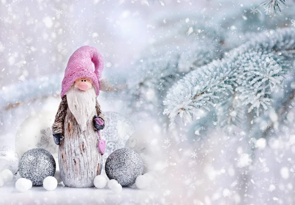 Kerst Gnome Met Feestelijke Decoraties Een Achtergrond Met Sneeuw Bedekte — Stockfoto