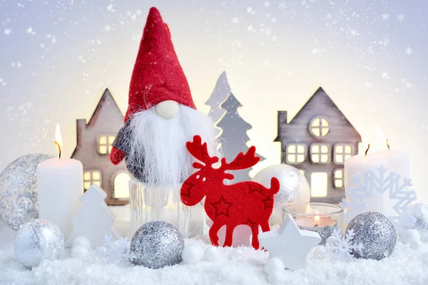 Composição Natal Com Gnomo Alce Velas Casas Brinquedos Decorações Festivas — Fotografia de Stock