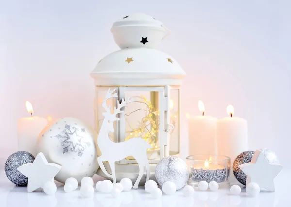 圣诞组合与灯笼 蜡烛和节日装饰 圣诞或新年贺卡 — 图库照片
