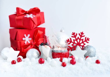 Bir mum, hediyeler ve tatil dekorasyon kar ile Noel kompozisyon. Noel ve yeni yıl kartı.