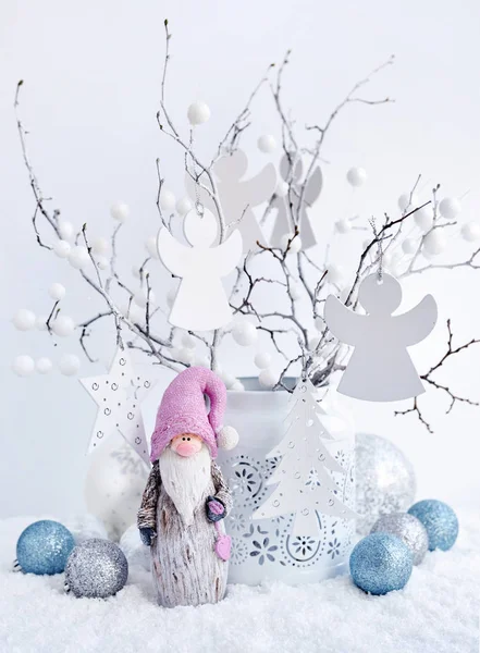 Vaas Met Witte Takken Gnome Kerstmis Speelgoed Sneeuw Kerstmis Nieuwjaar — Stockfoto