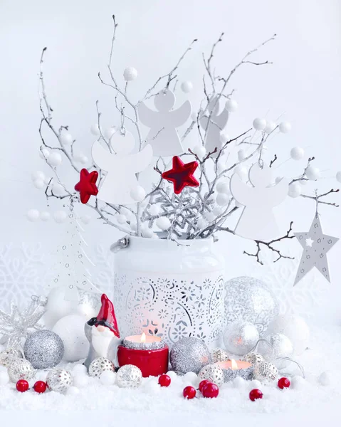 在雪地上有白色的树枝 蜡烛和圣诞玩具 圣诞或新年贺卡 — 图库照片