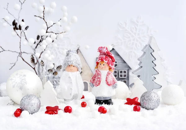 Decoraciones Navideñas Pequeña Figura Niño Niña Con Decoraciones Festivas Nieve —  Fotos de Stock