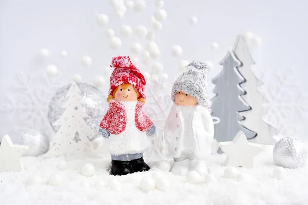 Ozdoby Świąteczne Domyślić Mały Chłopiec Dziewczynka Dekoracje Świąteczne Śniegu Boże — Zdjęcie stockowe