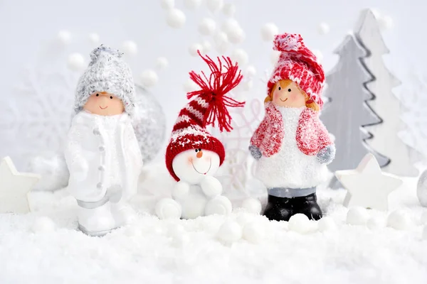 Noel Süslemeleri Küçük Oğlan Kız Karda Şenlikli Süslemeleri Ile Kardan — Stok fotoğraf
