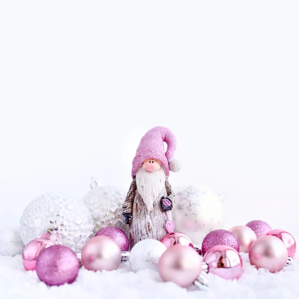 Weihnachtskomposition Mit Gnome Und Festlicher Dekoration Auf Weißem Hintergrund Kopierraum — Stockfoto