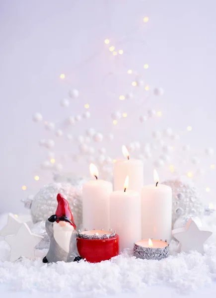 Composición Navideña Con Velas Enanos Decoraciones Festivas Nieve Tarjeta Navidad —  Fotos de Stock