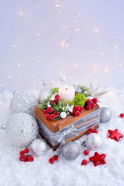 Samenstelling Van Kerst Met Een Kaars Feestelijke Decoraties Sneeuw Kerstmis — Stockfoto