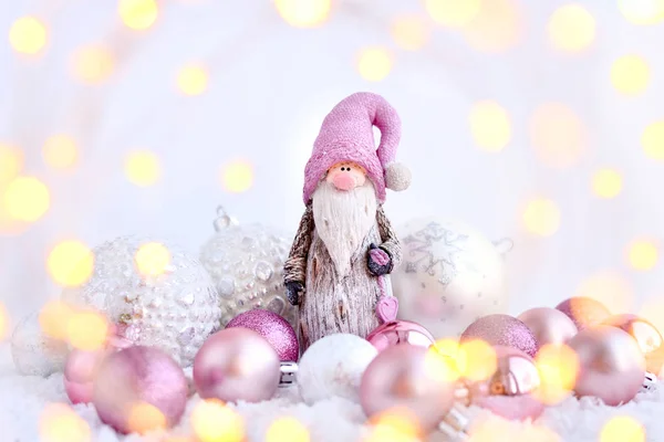 Weihnachtskomposition Mit Gnome Und Festlicher Dekoration Durch Die Lichter Neujahrsgrußkarte — Stockfoto