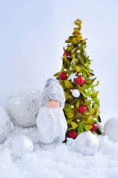 Dekorationsfiguren Eines Jungen Und Ein Festlich Geschmückter Weihnachtsbaum Schnee Neujahrskarte — Stockfoto