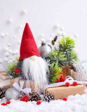 Gnome, hediyeler ve karda şenlikli süslemeleri Noel kompozisyonu. Noel ve yeni yıl tebrik kartı.