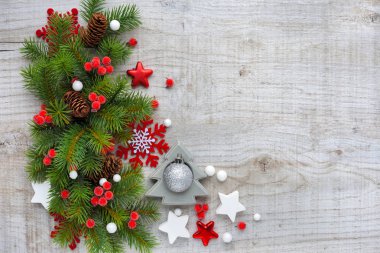 Yılbaşı süsleri ve ahşap zemin çam dalları. Görünümü en çok, uzay kopyalayın. Noel ve yeni yıl tebrik kartı.