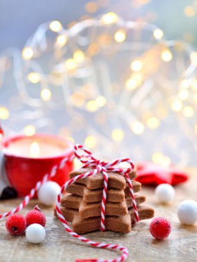 Bulanık ve parlak arka plan üzerinde Noel süslemeleri ile Noel tatlılar. Noel ve yeni yıl tebrik kartı.