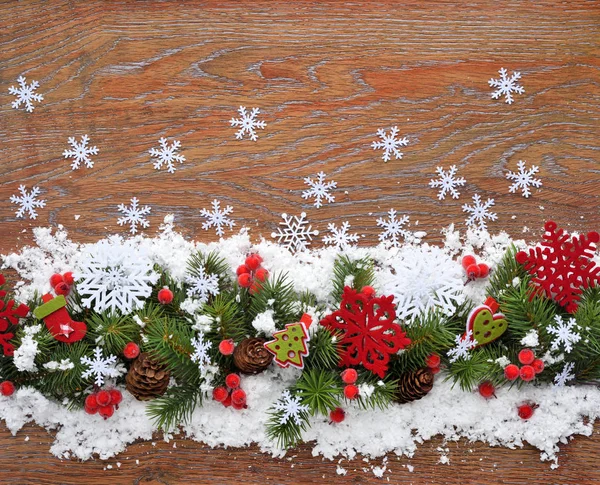 クリスマスの装飾とスプルースの木製の背景に雪に覆われた枝します 上面図 空間をコピーします クリスマスや新年のグリーティング カード — ストック写真