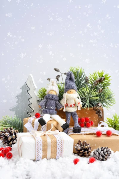 Composición Navideña Con Muñecos Juguete Ramas Abeto Decoraciones Festivas Nieve — Foto de Stock