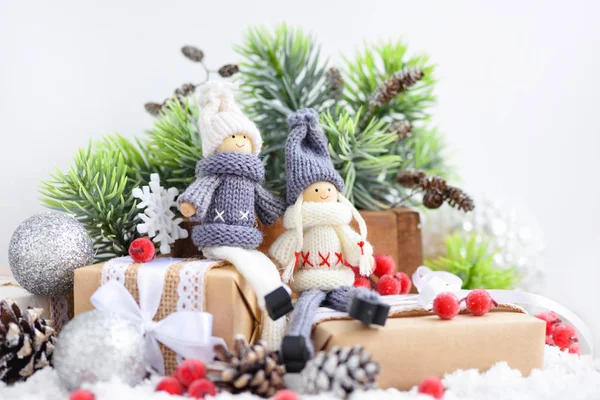 Samenstelling Van Kerst Met Speelgoed Poppen Vuren Takken Feestelijke Decoraties — Stockfoto