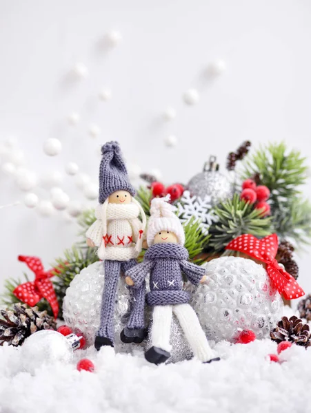 Weihnachtskomposition Mit Spielzeugpuppen Und Fichtenzweigen Und Festlicher Dekoration Auf Schnee — Stockfoto