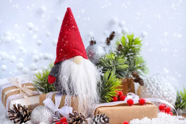Samenstelling Van Kerst Met Gnome Geschenken Feestelijke Decoraties Sneeuw Kerstmis — Stockfoto