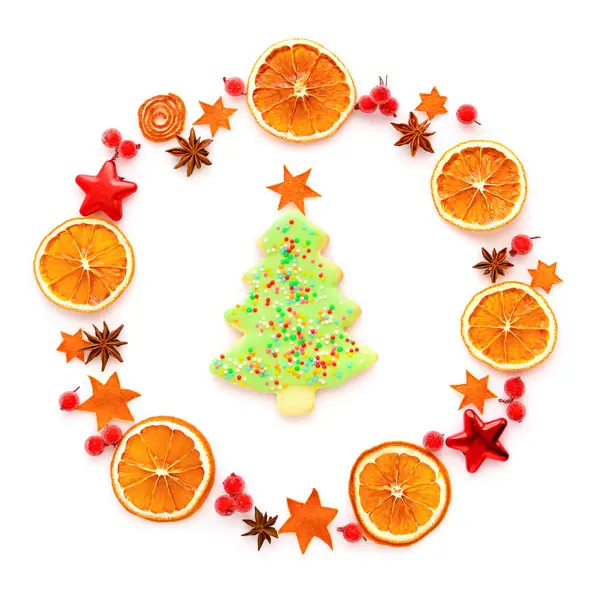 圆形框架与干橙色 圣诞饼干 在白色背景上的星 平面布局 顶部视图 — 图库照片