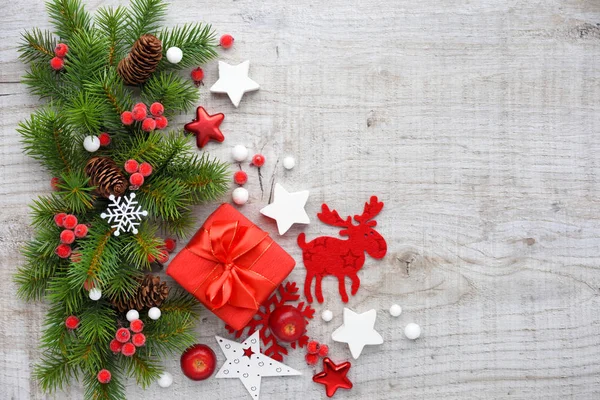 クリスマスの装飾や木製の背景にスプルースの枝 上面図 空間をコピーします クリスマスや新年のグリーティング カード — ストック写真