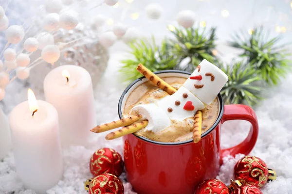 Piros Bögre Olvasztott Marshmallow Hóember Cappuccino — Stock Fotó