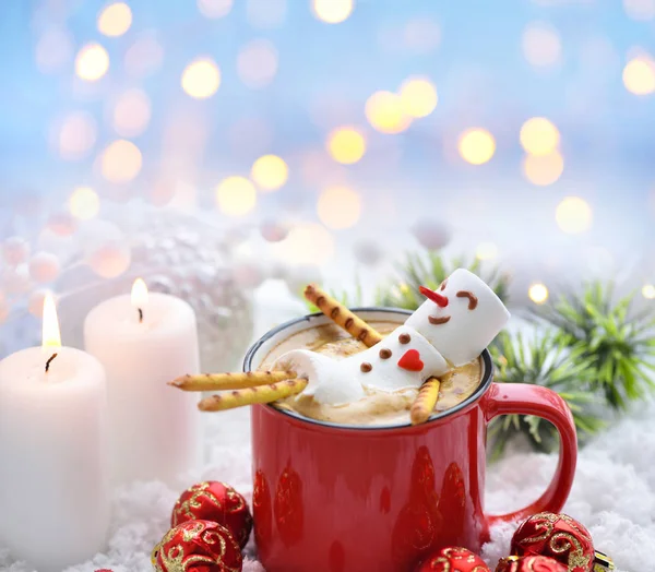 Taza Roja Con Capuchino Con Muñeco Nieve Malvavisco Derretido — Foto de Stock