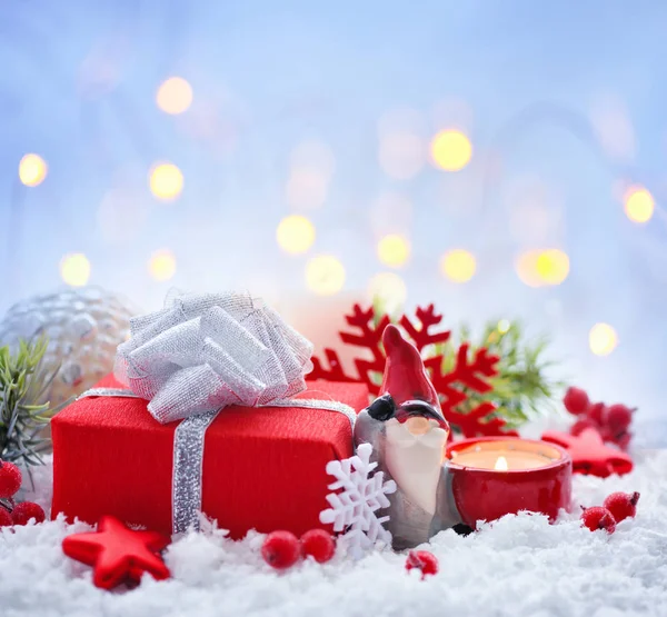 Samenstelling Van Kerst Met Een Kaars Geschenken Feestelijke Decoraties Sneeuw — Stockfoto