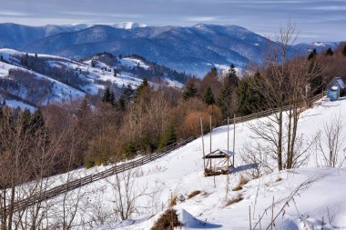 Güzel dağlar karlı güneşli gün, kış zaman görünümünde