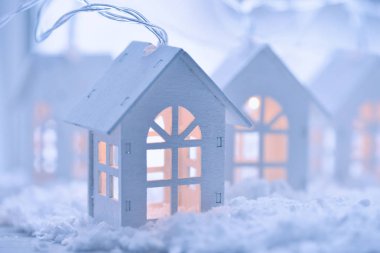 Noel ve yeni yıl arka plan ile kar üzerinde küçük evler şeklinde çelenk