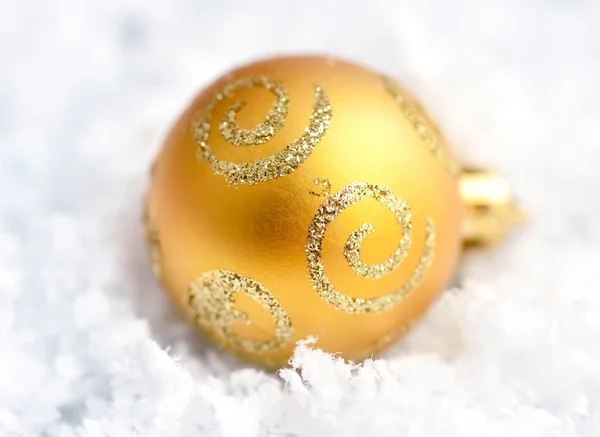 Christmas Gyllene Boll Snö Närbild — Stockfoto