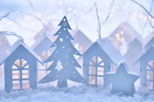 圣诞节和新年的背景与花环的形式在雪上的小房子 — 图库照片