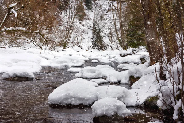 Зимний Пейзаж Река Горах Снегом Вдоль Берега — стоковое фото