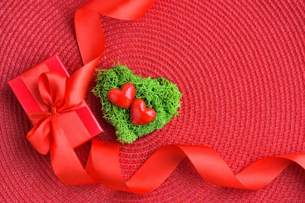 Φόντο Ημέρα Του Αγίου Βαλεντίνου Καρδιές Πράσινα Βρύα Κόκκινη Συσκευασία — Φωτογραφία Αρχείου