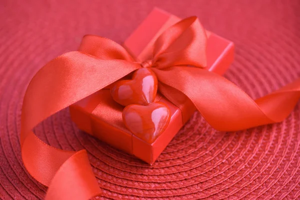 Fond Saint Valentin Coeurs Avec Boîte Cadeau Rouge Sur Fond — Photo