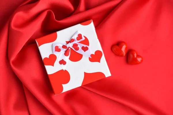 Fond Saint Valentin Coeurs Avec Boîte Cadeau Sur Fond Tissu — Photo