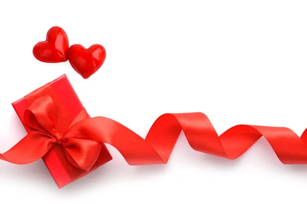 Valentijnsdag Achtergrond Twee Harten Rode Geschenkdoos Witte Achtergrond — Stockfoto