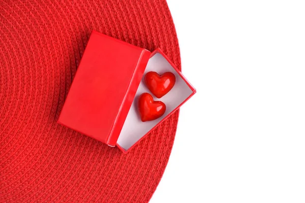 Sfondo San Valentino Due Cuori Una Confezione Regalo Rossa Con — Foto Stock