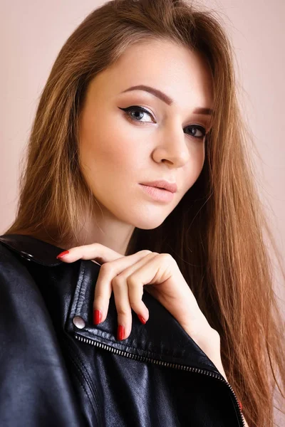 Portrait Beautiful Young Woman Long Hair Looking Camera — Stock Photo, Image