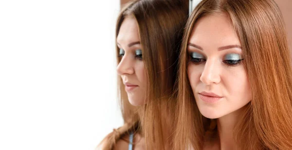 Портрет Красивой Молодой Женщины Длинными Волосами Возле Зеркала — стоковое фото