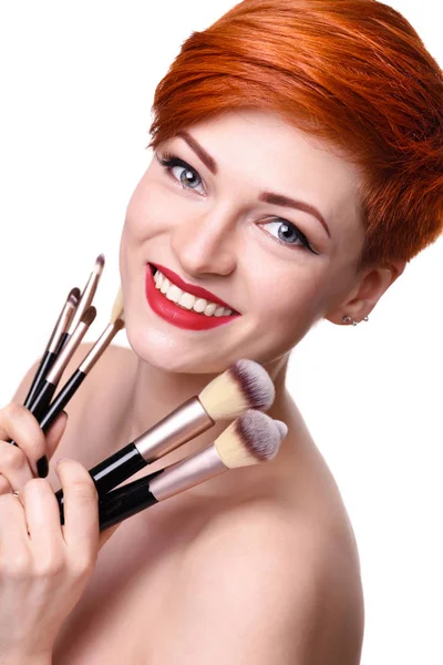 Retrato Una Hermosa Joven Con Pelo Rojo Corto Con Pinceles — Foto de Stock