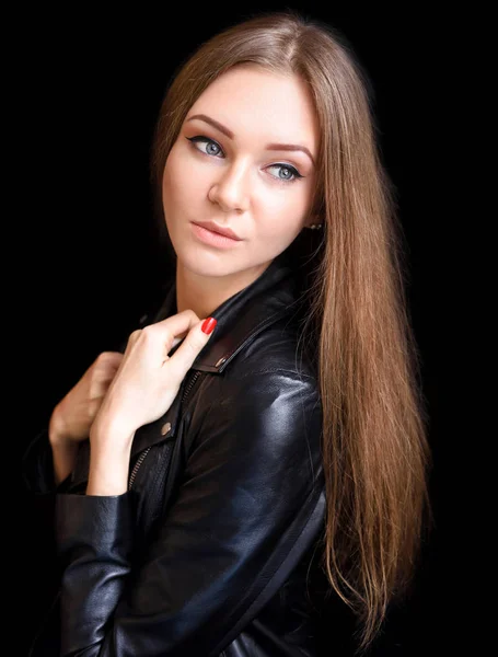 Портрет Красивої Молодої Жінки Довгим Волоссям — стокове фото